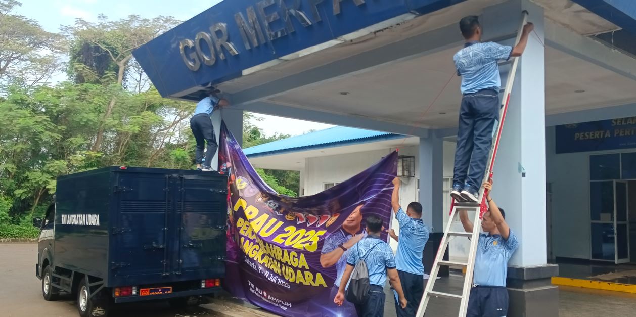 Persiapan Panitia Pertandingan Tenis Meja pada POR AU 2025 di GOR Merpati Halim Perdanakusuma