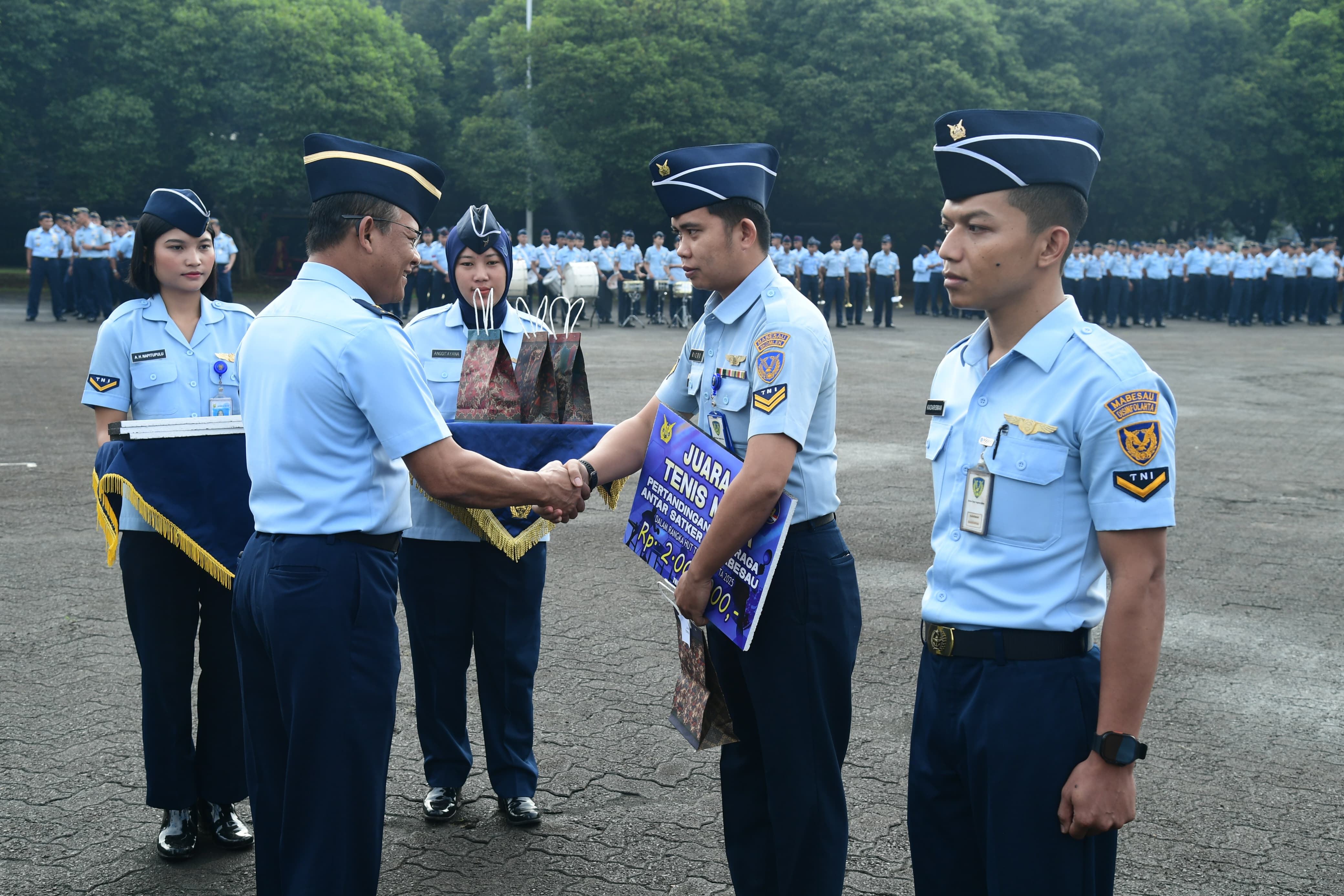 Disinfolahtaau Raih Juara III Tenis Meja dan menerima hadiah dari Kadiskuau Marsma TNI Aris Pambudi, S.E., M.M.